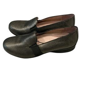 Dansko loafers women’s 38 7.5 US shiny gold metallic leather lizard pattern